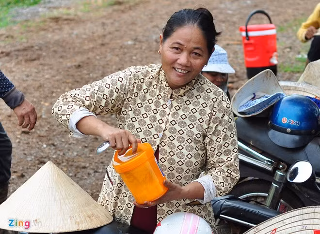 Khi đến làm việc, những phụ nữ nghèo mang theo cơm cùng ít thức ăn nguội, nước chè đóng trong các chai nhựa cũ để sử dụng. Họ nói rằng chuẩn bị được cơm nước sẽ tiết kiệm được 500.000 - 600.000 đồng mỗi tháng.