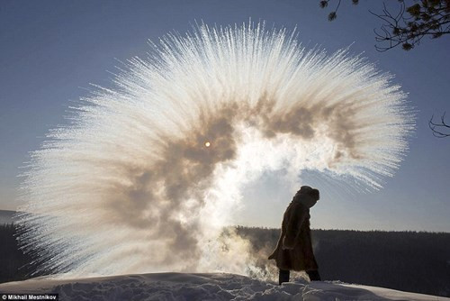 Tuy nhiệt độ tại nhiều nơi đang xuống thấp nhưng một thị trấn nhỏ mang tên Chersky (trong vòng Cực Bắc) lại có nhiệt độ cao hơn nơi lạnh nhất tơi 57 độ C dù chỉ cách nhau 680km. Người dân nơi đây cho rằng hiện tượng chênh lệch nhiệt độ này là vô cùng kì lạ.