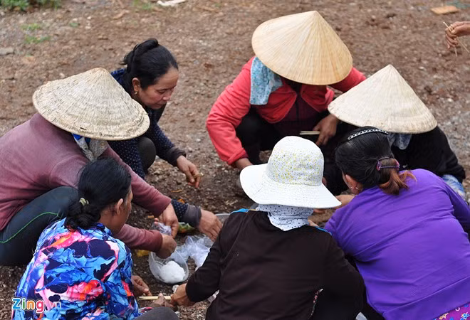 Những phụ nữ làm thuê dùng bữa trưa ngay bờ ruộng hoặc khu vực có bóng râm. Sau khi dùng bữa, họ tụ tập nói chuyện, chia sẻ những vui buồn trong cuộc sống.