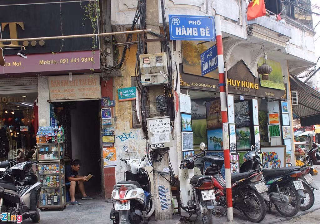 Còn ở phố Hàng Bè (quận Hoàn Kiếm, Hà Nội), một biển cho vay tiền được sáng tạo hơn với thông tin "alo là có tiền".