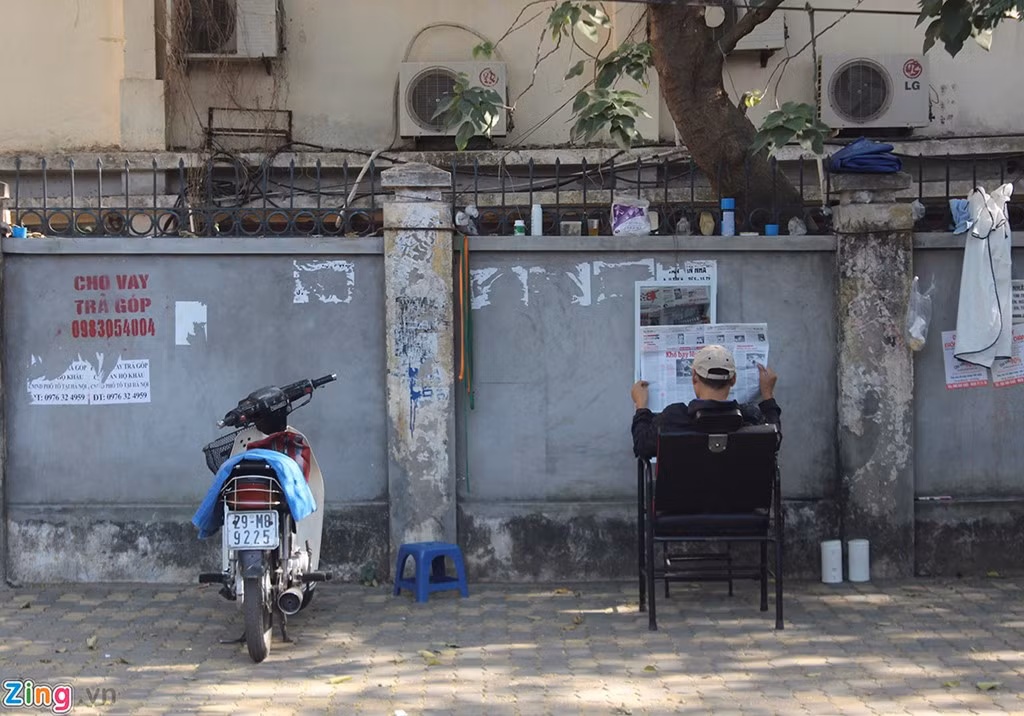 Người dân ở phố Yên Phụ (quận Ba Đình) cũng dường như đã quá quen với những quảng cáo mời vay tiền.