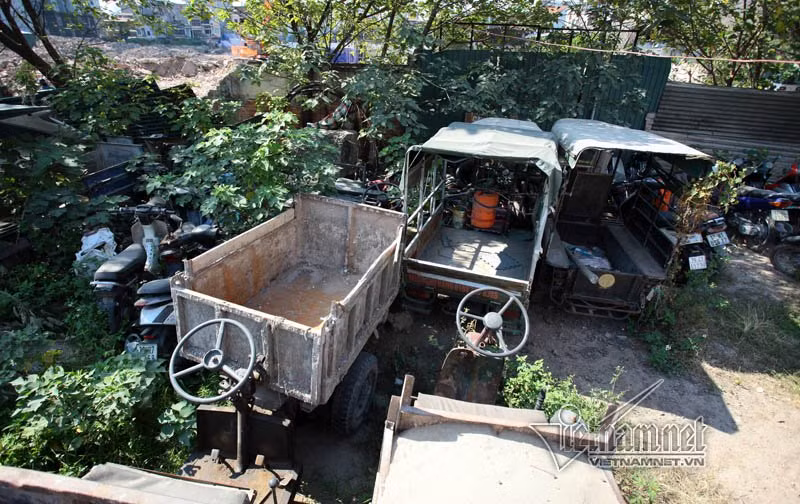 Tại bãi giữ xe 360 Giải Phóng có gần 100 xe ba bánh tự chế bị tạm giữ.