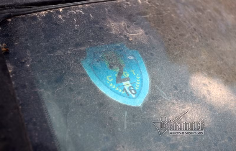 Còn dán đăng kiểm của CSGT.