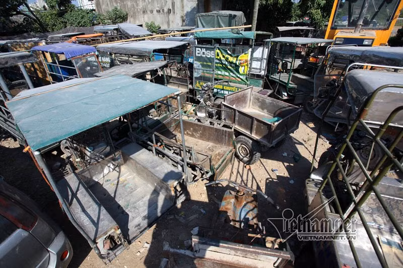 Số lượng xe ba bánh tự chế lớn, chiếm nhiều diện tích đã được bãi xe thuê thêm 1 địa điểm tại khu Đền Lừ - Hà Nội để trông giữ chờ các cơ quan chức năng làm thủ tục thanh lý.