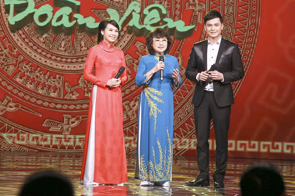 Hiện tại, NSƯT Kim Tiến vẫn thường xuyên được các bạn trẻ lui tới để xin được truyền đạt các kinh nghiệm làm một phát thanh viên giỏi.