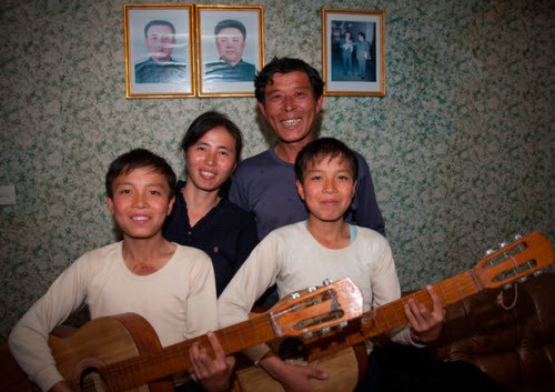 Sau đó Lafforgue xin phép chủ nhà để về phòng nghỉ. Nhìn qua cửa sổ, ông thấy những con bò đực gầy mòn kéo theo xe chở đầy củi và những người phụ nữ vác theo bao hàng nặng trên lưng. Ông cũng thấy các bé gái hái hoa, trong khi một số người hái rau dại, mà ông cho là làm thực phẩm. Một cặp sinh đôi trong làng Jung Pyong Ri chơi đàn trước nhiếp ảnh gia Lafforgue.