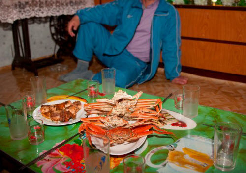 Trưởng thôn kể cho nhiếp ảnh gia Lafforgue một số câu chuyện về ngôi làng nhỏ này. Ông cho biết nơi đây vẫn bị chia cắt với phần còn lại của Triều Tiên cho đến khi du lịch phát triển mạnh vào những năm 1990.