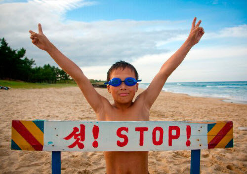 “Cuộc sống rất khó khăn vào mùa đông và tình trạng thiếu lương thực cũng thỉnh thoảng xảy ra”, trưởng thôn nói với nhiếp ảnh gia Lafforgue. “Khoảng 80% du khách tới đây từ Trung Quốc, đặc biệt những người ở Bắc Kinh vì họ thích không khí trong lành ở đây”.