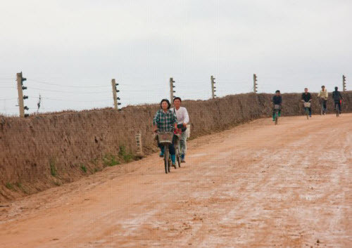 Người dân ở nông thôn phải vật lộn kiếm ăn hàng ngày.