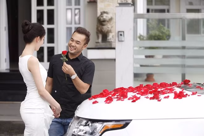 Vong eo 56 cua Ngoc Trinh duoc phat song tren truyen hinh-Hinh-3