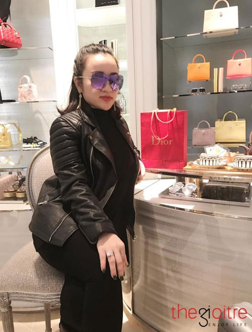 Trước đó, Nhung Hít được biết tới với các bộ sưu tập đồ hiệu xa xỉ của các thương hiệu danh tiếng hàng đầu trên thế giới như: Hermes, Chanel, Docle&amp;Gabbana, Louis Vuitton, Gucci, Versace, Moschino. Trong đó phải kể đến chiếc túi xách Hermes Birkin da đà điểu có giá hơn 700 triệu đồng hay những cặp đồng hồ Rolex với mỗi chiếc trị giá hơn 800 triệu, đồng hồ Hublot 600 triệu... Ngoài ra, nữ tay chơi hàng hiệu trẻ tuổi này còn tậu dàn xế hộp bạc tỷ, điện thoại Vertu đẳng cấp chỉ giới đại gia mới xài.