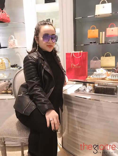 Trước đó, Nhung Hít được biết tới với các bộ sưu tập đồ hiệu xa xỉ của các thương hiệu danh tiếng hàng đầu trên thế giới như: Hermes, Chanel, Docle&amp;Gabbana, Louis Vuitton, Gucci, Versace, Moschino. Trong đó phải kể đến chiếc túi xách Hermes Birkin da đà điểu có giá hơn 700 triệu đồng hay những cặp đồng hồ Rolex với mỗi chiếc trị giá hơn 800 triệu, đồng hồ Hublot 600 triệu... Ngoài ra, nữ tay chơi hàng hiệu trẻ tuổi này còn tậu dàn xế hộp bạc tỷ, điện thoại Vertu đẳng cấp chỉ giới đại gia mới xài.