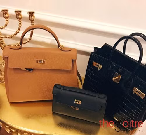 Chiếc túi Hermes Matte Crocodile Birkin (bên phải) được làm từ da cá sấu đen mờ và nạm kim cương 10 carat ở móc khóa được định giá 120.000 USD (hơn 2,6 tỷ đồng). Những chiếc túi trên phải khách hàng VIP của thương hiệu Hermes mới có thể mua được.