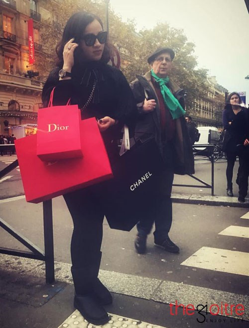 Một người bạn thân của Nhung Hít cho biết chuyến đi này vợ chồng Nhung Hít tiêu tốn khoảng hơn 9 tỷ đồng cho việc mua sắm thời trang.