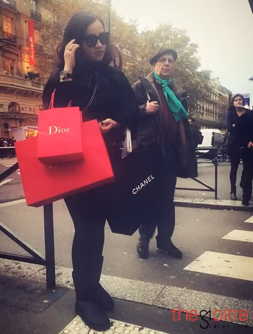 Một người bạn thân của Nhung Hít cho biết chuyến đi này vợ chồng Nhung Hít tiêu tốn khoảng hơn 9 tỷ đồng cho việc mua sắm thời trang.