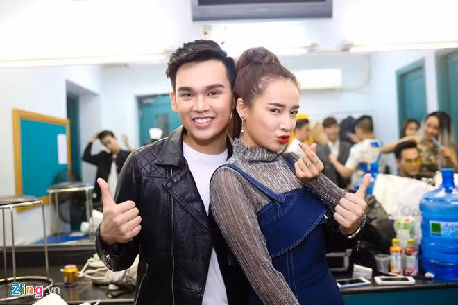 Bạn gái Trường Giang vốn có mối quan hệ thân thiết với ca sĩ Trung Quân nên anh đã mời cô đến trường quay xem chương trình. Nhã Phương cho biết cô chuẩn bị ra Hà Nội quay phim nên tranh thủ đến ủng hộ bạn thân.