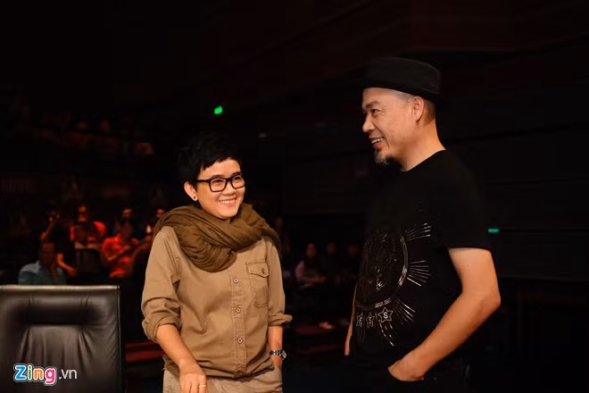 Nhà sản xuất âm nhạc Huy Tuấn và nhạc sĩ Phương Uyên trò chuyện trước khi chương trình diễn ra.