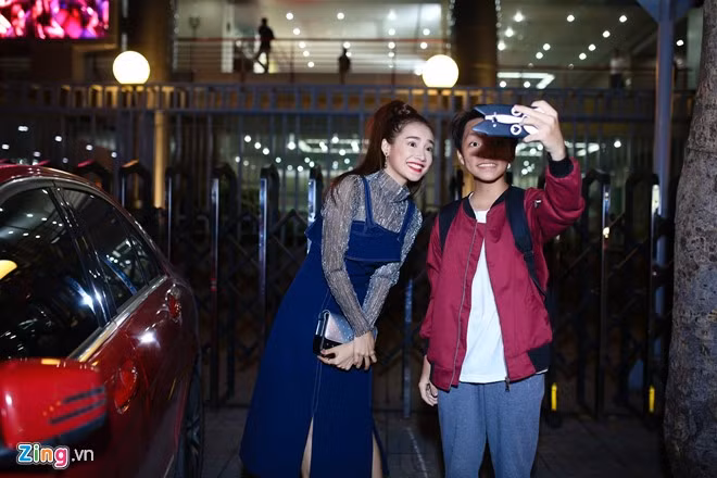 Trước khi vào trường quay, nữ diễn viên 26 tuổi được người hâm mộ xin chụp ảnh. Tranh thủ ngày nghỉ, cô đến xem ủng hộ các thí sinh của Dream High.