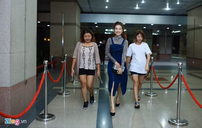 Người đẹp phim Tuổi thanh xuân ăn mặc "kín cổng cao tường". Cô hiện là diễn viên ăn khách của màn ảnh nhỏ, từ khi nảy sinh tình cảm với Trường Giang, Nhã Phương được chú ý nhiều hơn.