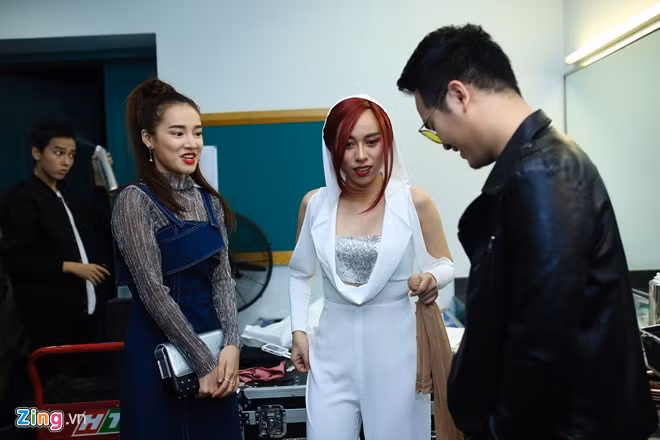 Nhã Phương vào hậu trường trò chuyện với thí sinh Thanh Huyền. Người đẹp cũng kêu gọi khán giả ủng hộ cho cô gái này.