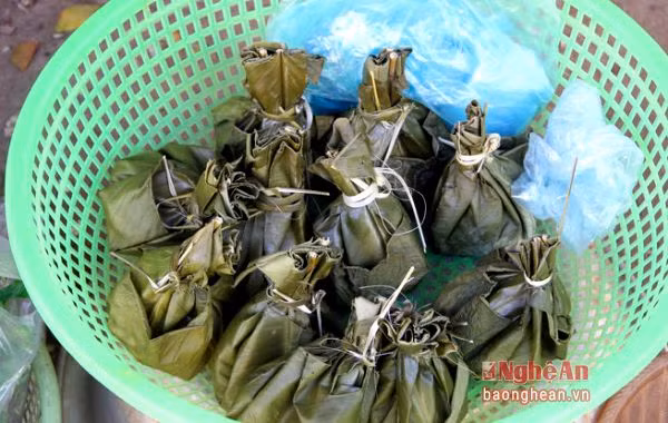 Món chế biến sẵn duy nhất là "moọc" của đồng bào Thái.