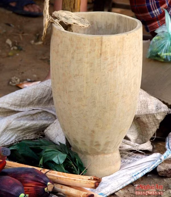 Mặc dù chỉ là những điểm bán hàng nho nhỏ, nhưng những "ngôi chợ bản" đã tạo ra điểm nhấn văn hóa giữa không gian núi rừng. Trong ảnh: Chiếc hông xôi của đồng bào Thái được làm thủ công được người dân mang ra bán tại chợ ven bản làng.