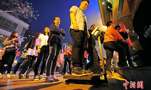 Hàng chục vị khách xếp hàng để thử vận may trong những ngày đầu khai trương khuyến mại của nhà hàng.