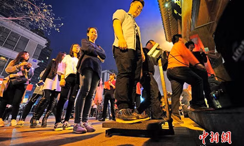 Hàng chục vị khách xếp hàng để thử vận may trong những ngày đầu khai trương khuyến mại của nhà hàng.