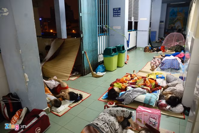 Đây là các em nhỏ bị dịch sốt xuất huyết hoặc chân tay miệng, viêm phổi. Mỗi một bệnh nhân kèm thêm một người lớn đi cùng khiến cho các hành lang, cầu thang hay bất cứ chỗ trống nào đều được tận dụng ngủ qua đêm.