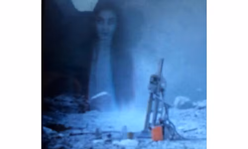 Bức ảnh người thợ xẻ chụp, được cho là Ngọc Hoa công chúa hiển linh và đòi xây đền thờ từ một mỏ đá trên núi Bà Đầm.