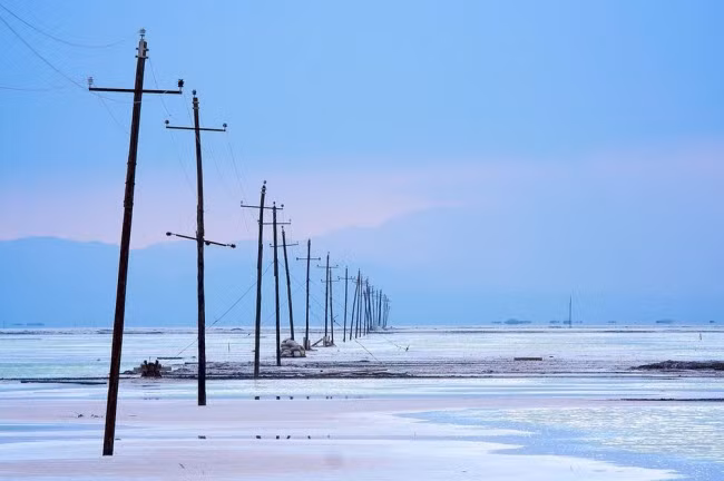 Mực nước trong hồ rất nông, với chỗ sâu nhất chỉ đến mắt cá chân, cho phép du khách có thể đi trên hồ.