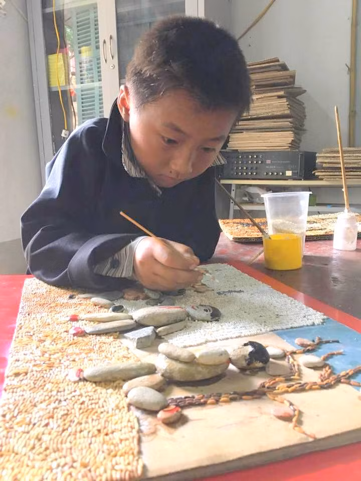 "Vì các con ở bán trú nên sau những giờ lên lớp các con có thời gian rảnh nên có thể làm tranh. Ngoài ra, chúng tôi còn lồng ghép trong các tiết học mỹ thuật. Giờ các con đam mê lắm, có lần các con còn quên cả tiếng kẻng ăn cơm để ngồi làm, khi thì ăn xong xin phép thầy cô không nghỉ trưa để chăm chút cho bức tranh của mình. Tùy theo độ khó của tranh mà có thể kéo dài thời gian hoàn thành từ 5-7 ngày" - Cô Thành cho biết.