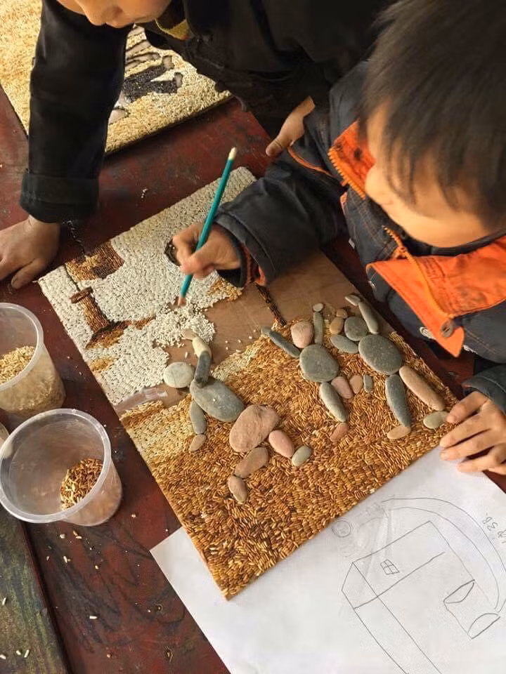 Những bức tranh được làm nên từ các nguyên liệu đơn giản như bìa carton, đá, gạo, ngô, hạt quả, củ sẵn có do người dân địa phương trồng được (hạt rau đay, rau dền, đỗ, ngô...).