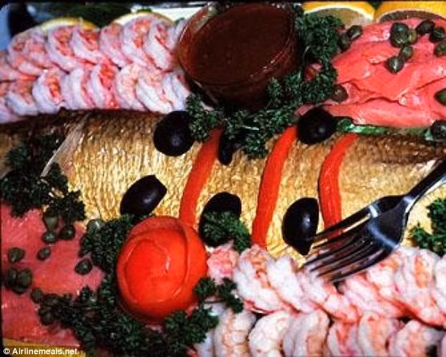 Thật khó tin đây là một suất ăn trên máy bay. Khách bay từ New York tới Tokyo năm 1979 sẽ được thưởng thức cá, tôm, thịt nguội cùng nhiều loại rau củ.