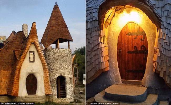 Cặp đôi người Romania đã nhờ kiến trúc sư Ileana Mavrodin thiết kế cấu trúc đặc biệt cho lâu đài này. Cửa (ảnh phải) được xây với bậc bằng đất sét và mái ngói xung quanh.