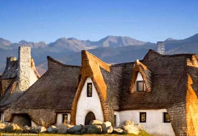 Họ dự định khai thác lâu đài như một khách sạn trong tương lai gần, với 10 phòng và nhà hàng hữu cơ.