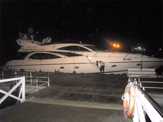 Không chỉ làm chủ một công ty xây dựng, doanh nhân Hồ Tôn Đức còn thành lập thêm công ty chuyên kinh doanh các dịch vụ đóng và cho thuê du thuyền. Chiếc du thuyền trong ảnh trị giá 2 triệu USD (thời điểm đó vào khoảng 39 tỷ đồng) là sở hữu của công ty ông.