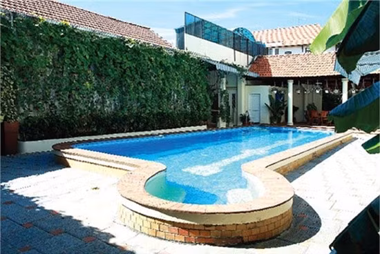 Cạnh bên nhà là bể bơi xây kiểu cách trải dài, được ví như ‘máy điều hoà tự nhiên’ của cả khuôn viên. Ngoài sự giàu sang xa hoa hiện rõ thì chính gu thẩm mỹ của chủ nhân đã tạo nên biệt thự vườn đẹp như mơ thế này.