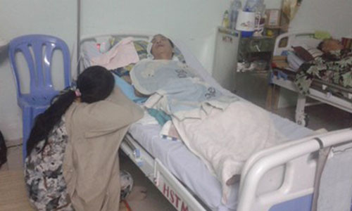 Chị Trăm ngày đêm không rời bệnh nhân.