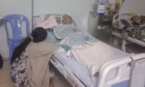 Chị Trăm ngày đêm không rời bệnh nhân.