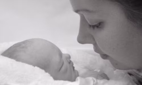 Cam dong me danh 3 ngay cham soc con trai qua doi ngay sau sinh