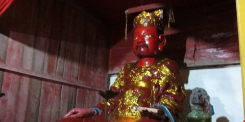 Tượng thờ Sỹ Nhiếp trong thành cổ Luy Lâu.