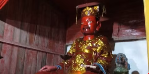 Tượng thờ Sỹ Nhiếp trong thành cổ Luy Lâu.