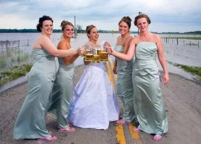 Chị em mình cùng nâng ly chia tay đời độc thân nào.