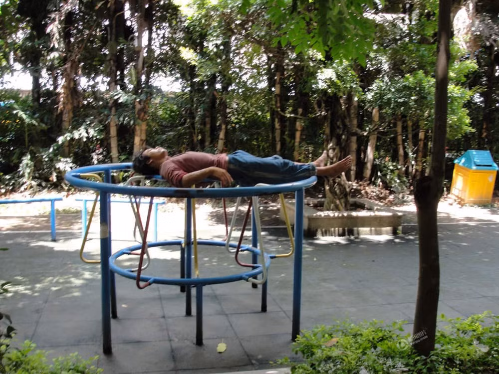 Một người khác ở Quảng Châu (Trung Quốc) cũng ngủ ngay trên dụng cụ thể dục. (Nguồn: QQ)