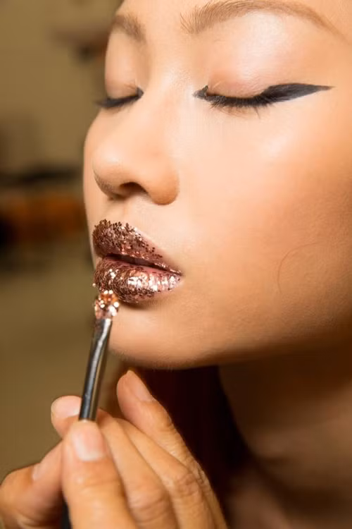 Cùng với phong cách thời trang ngày càng hoàn thiện, bạn cũng cần bổ sung vào từ điển sành điệu của mình những xu hướng làm đẹp mới, để không bị hụt hơi trước thời cuộc. Xuân hè năm nay, chớ bỏ qua 5 xu hướng làm đẹp dưới đây nếu không muốn trở nên lạc hậu và quê mùa trước hội chị em thân thiết: