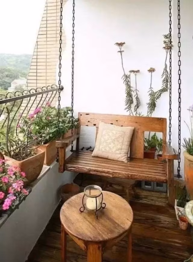 4. Góc thư giãn Dù là ban công thoáng hay ban công khép kín, nếu bạn thiết kế được một góc thư giãn khoáng mát cũng cũng là một ý tưởng hay. Đơn giản chỉ những lúc mệt mỏi, buồn chán có thê ra hóng mát mà không cần phải đi đâu cả.