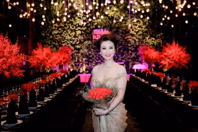 Doanh nhân Vũ Thúy Nga cũng từng đăng quang ngôi vị cao nhất tại cuộc thi Hoa hậu Doanh nhân thành đạt thế giới người Việt tại Mỹ năm 2016 diễn ra vào cuối tháng 5.2016.