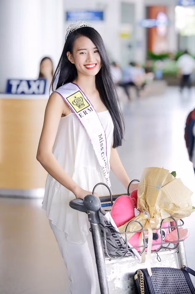 Lâm Thùy Anh ngay sau khi trở về TP.HCM với danh hiệu Á hậu 4 cuộc thi Hoa hậu Sắc đẹp hoàn cầu 2015 tổ chức tại Hàn Quốc đã đến Sở VH-TT để trình diện.