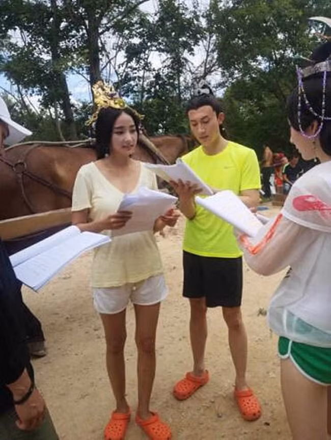 Tề Khương (Trương Hàm Vận) và Tấn Văn Công Trùng Nhĩ (Vương Long Hoa) diện quần short, áo thun cùng thảo luận kịch bản với đạo diễn.